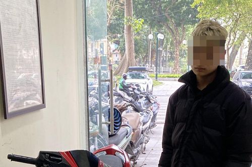 Làm rõ thiếu niên rạng sáng chạy xe máy 'bốc đầu' quanh khu vực Nhà hát lớn