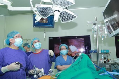 Bệnh viện gấp rút mua sắm vật tư, hóa chất