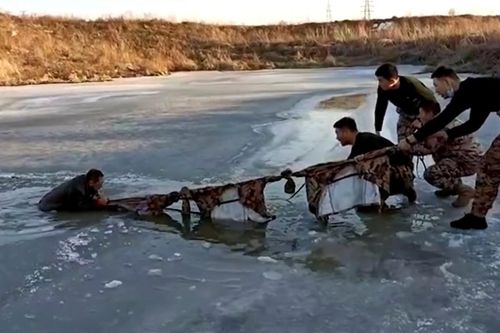 Giải cứu người đàn ông bị mắc kẹt dưới lòng sông đóng băng