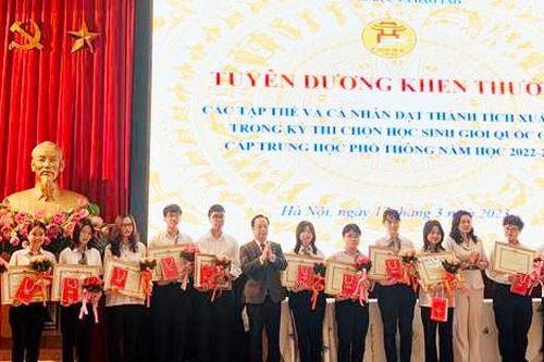 Hà Nội tuyên dương học sinh xuất sắc đạt giải Nhất quốc gia năm học 2022-2023