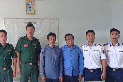 Bàn giao 2 thuyền viên bị nạn tại vùng biển Phú Quý
