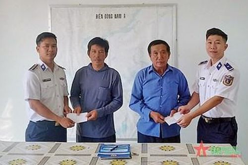 Bàn giao 2 thuyền viên của sà lan gặp nạn trên vùng biển tỉnh Bình Thuận