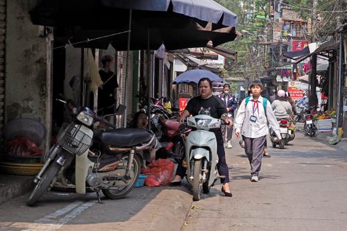 'Cuộc chiến' giành lại vỉa hè ở Hà Nội: Như chưa hề có cuộc 'ra quân'