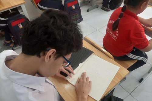 Học sinh khuyết tật chờ sách giáo khoa mới đến bao giờ?