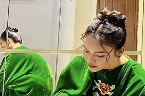 Ca sĩ Phạm Phương Thảo kết hợp hiệu quả trang phục truyền thống và túi hàng hiệu cao cấp