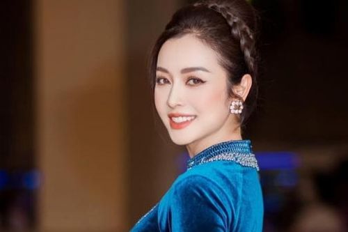 Hoa hậu Jennifer Phạm duyên dáng trong tà áo dài