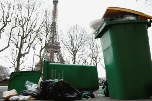Cảnh đường phố Paris ngập trong rác thải