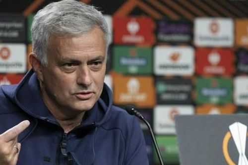 Mourinho mỉa mai Juventus: Bị loại ở Champions League thì đừng xuống đây đá
