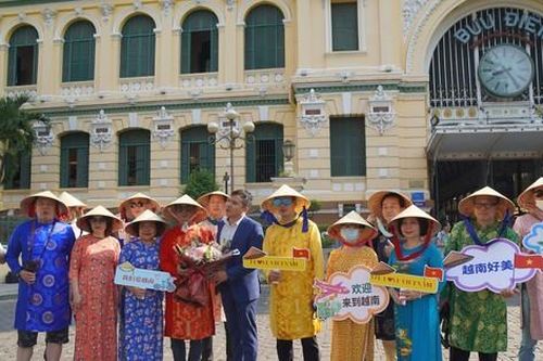 Đoàn khách du lịch Trung Quốc đầu tiên đến TPHCM