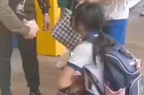 Thấy người khác nhặt được tiền của mình, bé gái có hành động xót xa