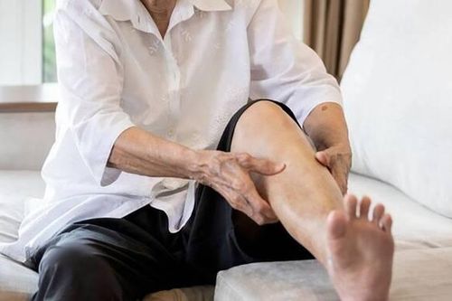 Người già bị phù chân cảnh báo bệnh gì?