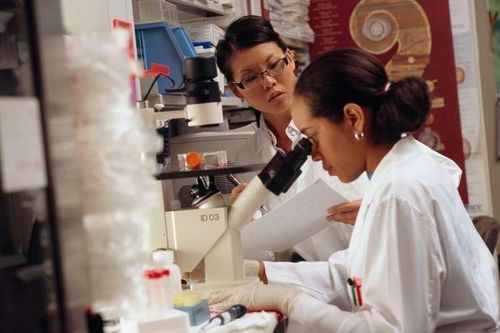 Gần 50% nhà khoa học nữ trên thế giới từng bị quấy rối tình dục
