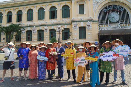 Đoàn khách Trung Quốc đầu tiên trở lại TP Hồ Chí Minh
