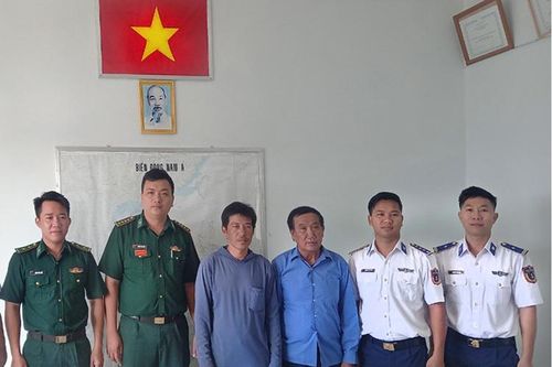 Cảnh sát biển bàn giao 2 thuyền viên gặp nạn trên vùng biển tỉnh Bình Thuận