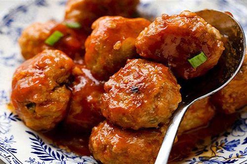 Thực đơn cơm chiều: Thịt viên bọc trứng cút sốt cà chua, tim heo xào chua ngọt, canh cải thảo