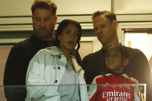 Đến Emirates, cô Kim 'siêu vòng 3' khiến fan sửng sốt