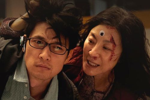 Quá khủng khiếp: Doanh thu Everything Everywhere All At Once tăng 560% sau khi thắng Oscar 2023