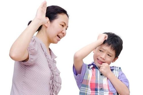 Giận chồng, mẹ trút hận lên con