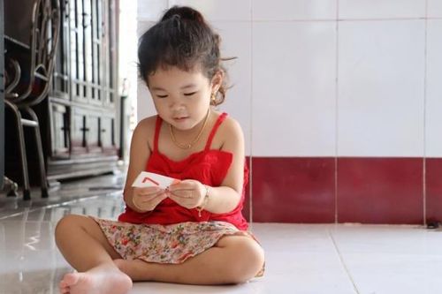 Chuyện lạ: Mới biết nói ít ngày, bé gái 3 tuổi ở Cà Mau đã biết đọc