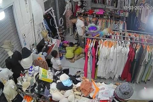 Cậu bé gào khóc cầu xin bố đừng đánh mẹ khiến người xem 'đứt từng khúc ruột'