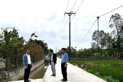 Người cán bộ mặt trận tận tụy với công việc