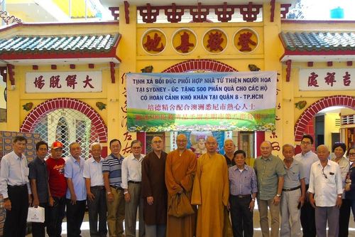Đại diện Phật giáo người Hoa tại Úc trao quà đến người dân khó khăn ở Q.8 (TP.HCM)