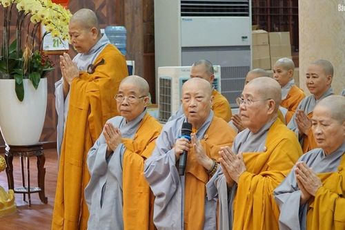 Quý Ni trưởng mặc hậu vàng, liệu có đúng?