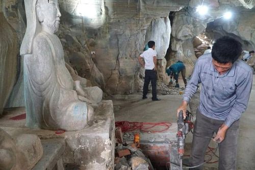 Di tích quốc gia động Hồ Công bị xâm hại