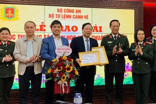 Sáng tác về hình tượng người chiến sĩ Cảnh vệ CAND: Tác phẩm 'Lặng thầm bước chân' của Báo Xây dựng đạt giải