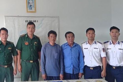 Cảnh sát biển bàn giao 2 thuyền viên sà lan gặp nạn trên biển