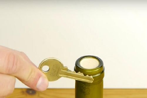 Cách mở rượu vang không cần dụng cụ