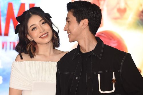 Bình An tình tứ cùng vợ á hậu khi đi xem phim