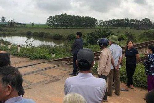 Cố vượt gác chắn đường sắt, người đàn ông bị tàu hỏa đâm tử vong