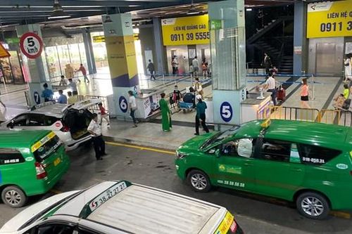 Taxi lao đao vì nhiều loại phí mới