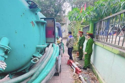 Hà Nội: Phát hiện xe ô tô xả trộm chất thải ra môi trường