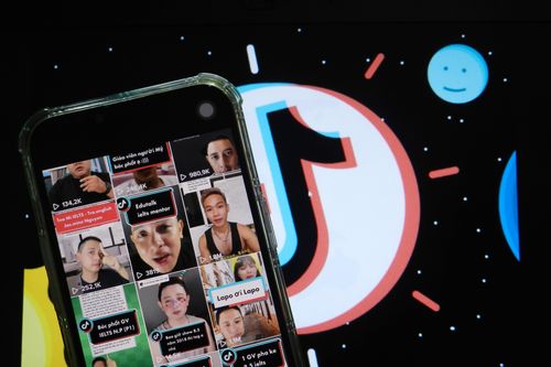 'Khẩu chiến' dạy tiếng Anh, khoe điểm IELTS trên TikTok