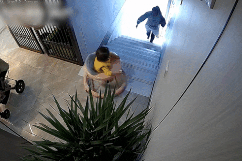 Bé một tuổi suýt ngã cầu thang, cô gái nhanh tay đỡ kịp