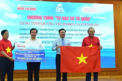 Chương trình 'Tự hào cờ Tổ quốc' tặng Quảng Trị 25.000 lá cờ Tổ quốc