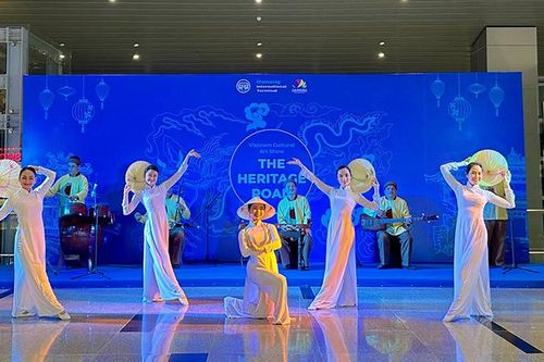 Đưa nghệ thuật truyền thống vào phục vụ khách du lịch tại sân bay