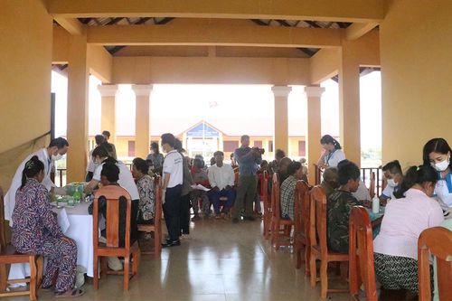 Khám bệnh, cấp thuốc miễn phí cho người Khmer và người gốc Việt tại Campuchia