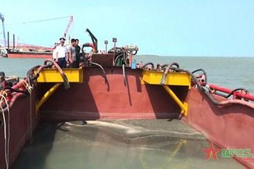 Tạm giữ sà lan chở 90 khối cát không rõ nguồn gốc