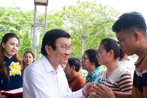 Nguyên Chủ tịch nước Trương Tấn Sang thăm tặng quà các gia đình khó khăn tại Quảng Trị