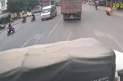 Vượt ẩu, ôtô bị đâm ngã ngửa