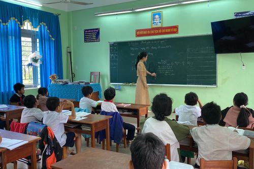 Giáo viên miền núi an tâm đứng lớp