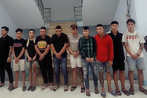 Đăng ảnh lên mạng để ra oai, nhóm thanh niên vác hung khí hỗn chiến bị bắt