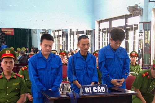 Đánh nữ nhân viên gác chắn đường tàu, 3 thanh niên 'chia nhau' hơn 8 năm tù