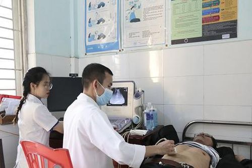 Khám và cấp phát thuốc miễn phí cho người nghèo