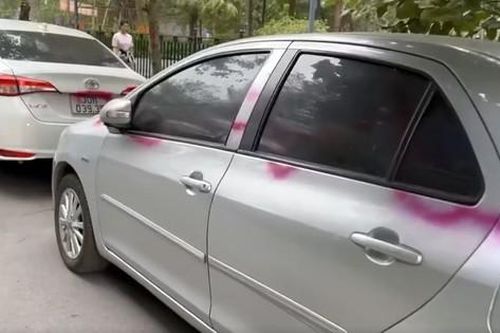 Công an vào cuộc vụ loạt ô tô đỗ dưới lòng đường bị xịt sơn ở Hà Nội