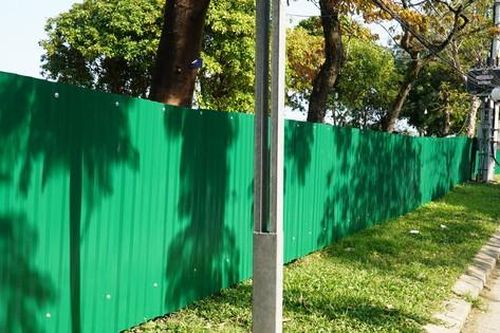 Dựng hàng rào tôn dài gần 1km ở công viên Trịnh Công Sơn tại TP Huế
