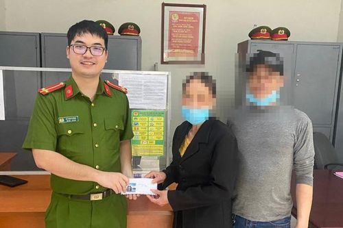 Công an chặn người phụ nữ chuyển tiền cho kẻ lừa đảo ngay tại ngân hàng